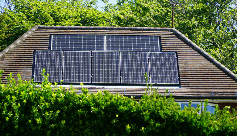 Pouvez-vous brancher un panneau solaire sur une prise murale ?