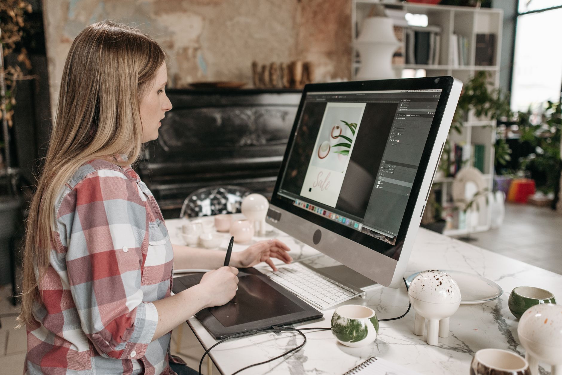 D&eacute;composer la cr&eacute;ation de logo et les tarifs selon le prestataire &mdash; designer graphique travaillant sur un logo