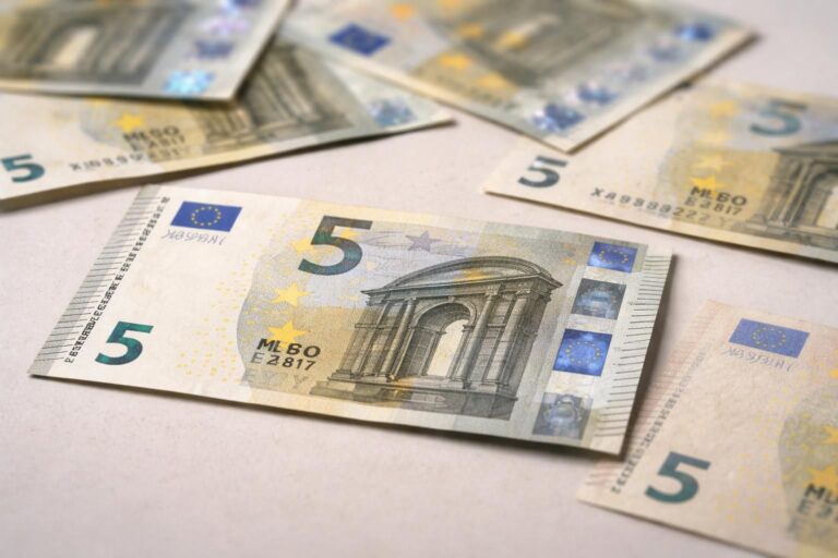 découvrez tout sur le billet de 5 euros : sa valeur, les versions rares à collectionner et nos conseils pour repérer facilement les faux billets.