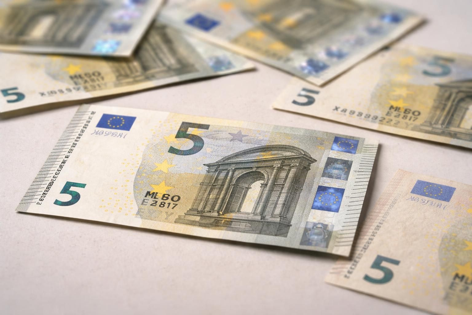 découvrez tout sur le billet de 5 euros : sa valeur, les versions rares à collectionner et nos conseils pour repérer facilement les faux billets.