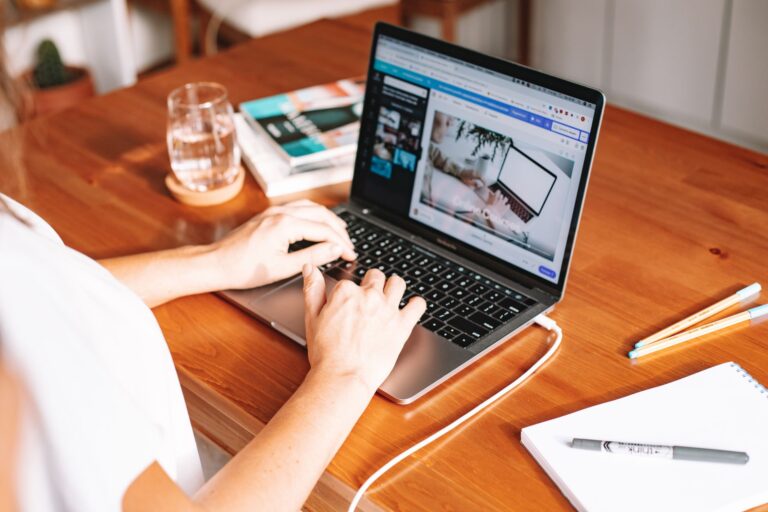 Créer une micro-entreprise en ligne — personne travaillant sur ordinateur portable